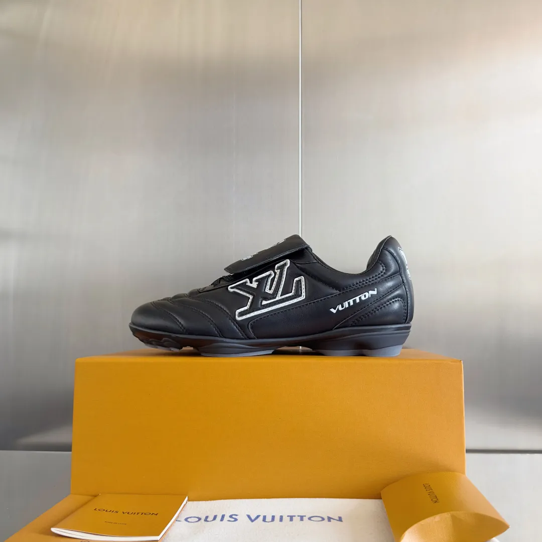 Top version: Couple model 640💰 LV Louis Vuitton L house Donkey brand latest Footprint series Couple model football sneakers casual running shoes original purchase development and production This Footprint Soccer sneaker was unveiled in the 2025 spring and summer series fashion show. It is the first sneaker designed by Pharrell Williams inspired by football shoes. The shoes are inspired by football, a sport that spans generations and cultures, echoing the 2025 spring and summer series fashion show's theme of unity and universal participation. The shoe is famous for its sleek design, with the dynamic IV Initials logo embellished on the side, the tongue embellished with the Lvers United badge inspired by the football team, and the foot pattern rubber sole decorated with multiple Louis Vuitton logos. Exquisitely packaged at the delivery counter🛍📦 ▪️Material: Original imported first-layer cowhide ▪️Lining: Original custom-made soft sheepskin lining ▪️Sole: Original open-molded two-color TPU combination sole ▪️Sole thickness: 3.5CM ▪️Size: Women’s 35-41 / Men’s 39-45